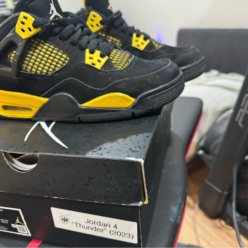 Nike Air Jordan 4 Retro Thunder size 6.5 GS lightly worn with box.